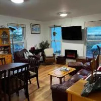 River View - Modern 4 Bedroom Bungalow, Hotel in Cabraghkeel