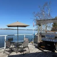 Waterfront Cottage Near Toronto Private Dock, Water Crafts, BBQ Wi-Fi - Sleeps 4, hotel u gradu Manvers
