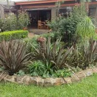 Sibahlenomhlambi Guesthouse, hótel í Springs