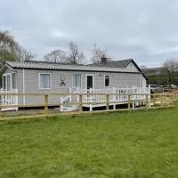 Caravan in Holcot - Sleeps 6 - Maximum 6 people - Maximum 4 adults per booking -Pet Friendly, hotel en Holcot