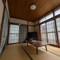 【小山駅徒歩7分】みんなで宅飲み！貸切一軒家ニシグチノイエ wifi有、銭湯近く, hotel a Oyama