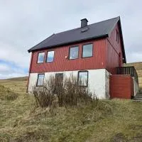 Charming 2BR Home with Sea and Mountain Views, hotell i Miðvágur
