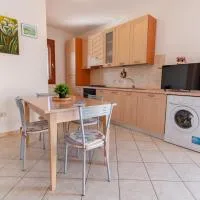 Appartamento Pina Caletta sul mare con parcheggio privato, hotel a La Caletta