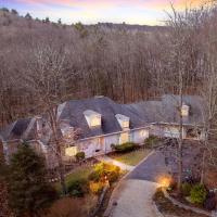 Fancy Poconos Castle Indoor MEGA 10plus Hot Tub, hotel poblíž Stroudsburg-Pocono Airport - ESP, East Stroudsburg