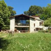 Les Favouilles - Gîte & Chambres d hôtes、Dauphinのホテル