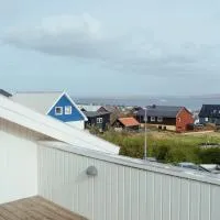 2BR Apt - Balcony and Sea Views - Parking - Tórshavn, hotel em Tórshavn