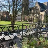 Beautiful, airy flat with Park views, hotel v destinaci Leamington