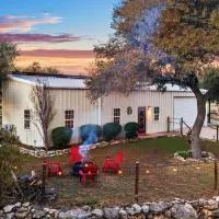 Barndominium with Farm and Firepit near Lake Georgetown – hotel w mieście Georgetown