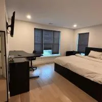 Modern bedroom in Weymouth with private bath、ウェイマスのホテル