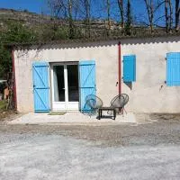 LA FALAISE - Quiet T3 apartment with private parking, hotell i Caucalières