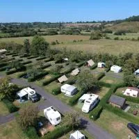 Camping Onlycamp Sous les Pommiers, hotel din Trévières