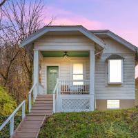 Cozy Cottage in the Heart of Hyde Park home, hotel poblíž Cincinnati Municipal Airport - LUK, Cincinnati