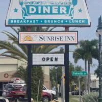 Titusville में, होटल Sunrise Inn by OYO Titusville FL