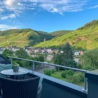 Happy Place Ferienwohnung mit Moselpanoramablick, Dachterrasse und Sauna, hotell sihtkohas Zell