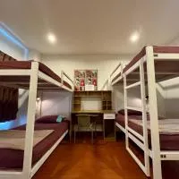 Ananas Central Phuket Hostel: Ban Ket Ho şehrinde bir otel