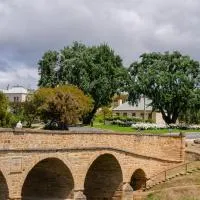 BRIDGE COTTAGES Sargeants & Armoury Cottages 1823 - HISTORY & CHARM, hotell i Richmond