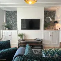 Comfy and Connected Standish Home - Two Mins from M6 Jct-27, ξενοδοχείο σε Standish