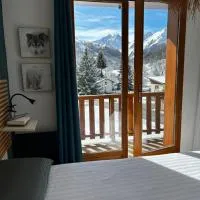 Beautiful apartment in independent chalet, facing mythical Col du Galibier, Hotel in Valloire