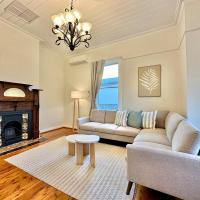 Currawong Corner Cottage, hotel near Young Airport - NGA, Young