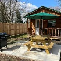 Sister Lakes Glamping Cabin at Wonder Woods #3, hotel en Dowagiac