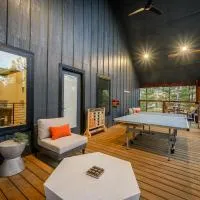 Cozy, 2 King Suites, Game Deck, Hot Tub, Firepit, Save In Taxes, hotel en Broken Bow