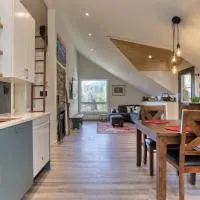 "NEWLY BUILT HOME" on 5 acres by the beach, hotel en Nelson