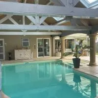 Osiris Espace Piscine couverte et Chauffée, hotel i Mesves-sur-Loire