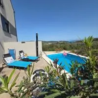 4 star Duplex apartment "Maslina", private heated POOL & seaview, hotel em Zdrelac