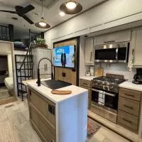 Spacious Four room glamping Rv with Tiki bar including golf cart, hotel en River Ranch