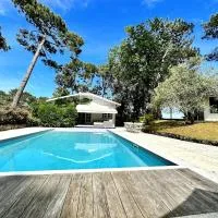 Pyla Magnifique maison avec piscine proche de la dune pleine de charme, hotelli kohteessa La Teste-de-Buch