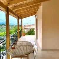 Fox's Den - Alepochori's Sea & Mountain View Balcony!, hotel u gradu 'Káto Alepokhori'