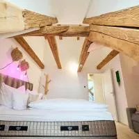 WOOD WORLD Luxury - Massage - Bergblick - Tranpolin- Parken, hotel v destinaci Markdorf