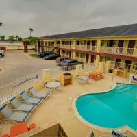Deluxe Inn and Suites: Raymondville şehrinde bir otel