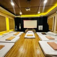 HOST HOMES near AIRPORT BETA BAYVIEW, Hotel in Burayan