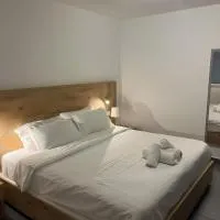 Charming Lower-Level Apartment, hotel em Il- Gżira