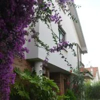 Chalet in Miengo with a community pool, hotel en Miengo