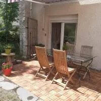 Appartement rez de chaussée avec terrasse et jardin à Tence, hotell i Tence