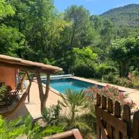 Mas ancien dans la nature, piscine privée, chauffé de mois d'avril โรงแรมในLes Pilles