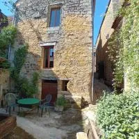 Maison de la Ruelle dans la Bastide de Domme Périgord Vallée de la Dordogne, hotel em Domme