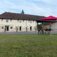 Gîtes Domaine de la Rochère, hotel u gradu 'Domsure'
