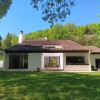Maison de campagne avec lac privé, hotell i Fendeille