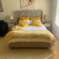 Wine & Waves Hideaway!, hotel di Morphett Vale