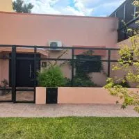 Casa céntrica, a cuadras de la Basílica!, Hotel in Luján