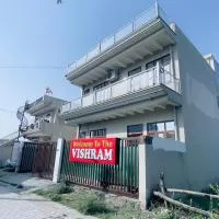 Vishram Guest House، فندق في Jhājra