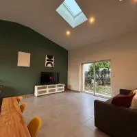 Spacious house - garden, Netflix & shops, hotel di Béguey