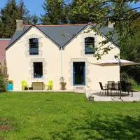 La maison au cœur de la forêt - classé 2 étoiles、Rospordenのホテル