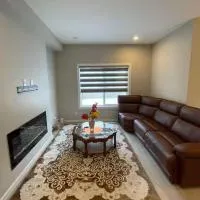 Brand New Bedroom with private bathroom in Keswick with TV, hotell i Edmonton