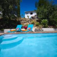 Künstlerhaus Finca Madreselva mit atemberaubenden Weitblick mit Infinitypool, kleinen Teichen und vielen Sitzplätzen in Tolox Malaga im Nationalpark Sierra de las Nieves, ideal für Entspannung, aber auch zum Wandern, hotel em Tolox