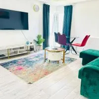 Bright & Stylish en-suite bedroom suitable for singles, couples, and families in a 2bed apartment, Hotel in Chatham