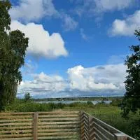18th century cottage with private beach, hótel í Torsö